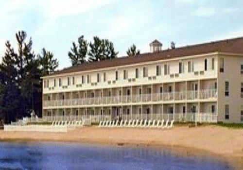 Bridge Vista Beach Hotel And Convention Center Mackinaw City Exterior foto